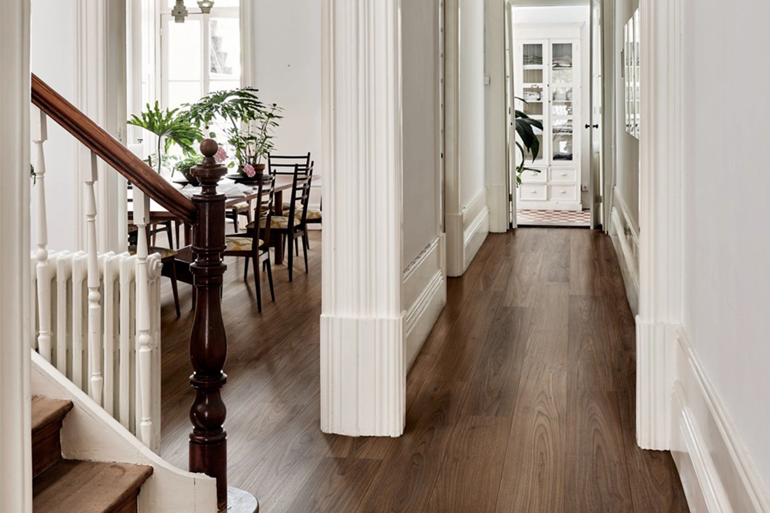 Przedpokój z ciemną podłogą laminowaną i klasyczną aranżacją